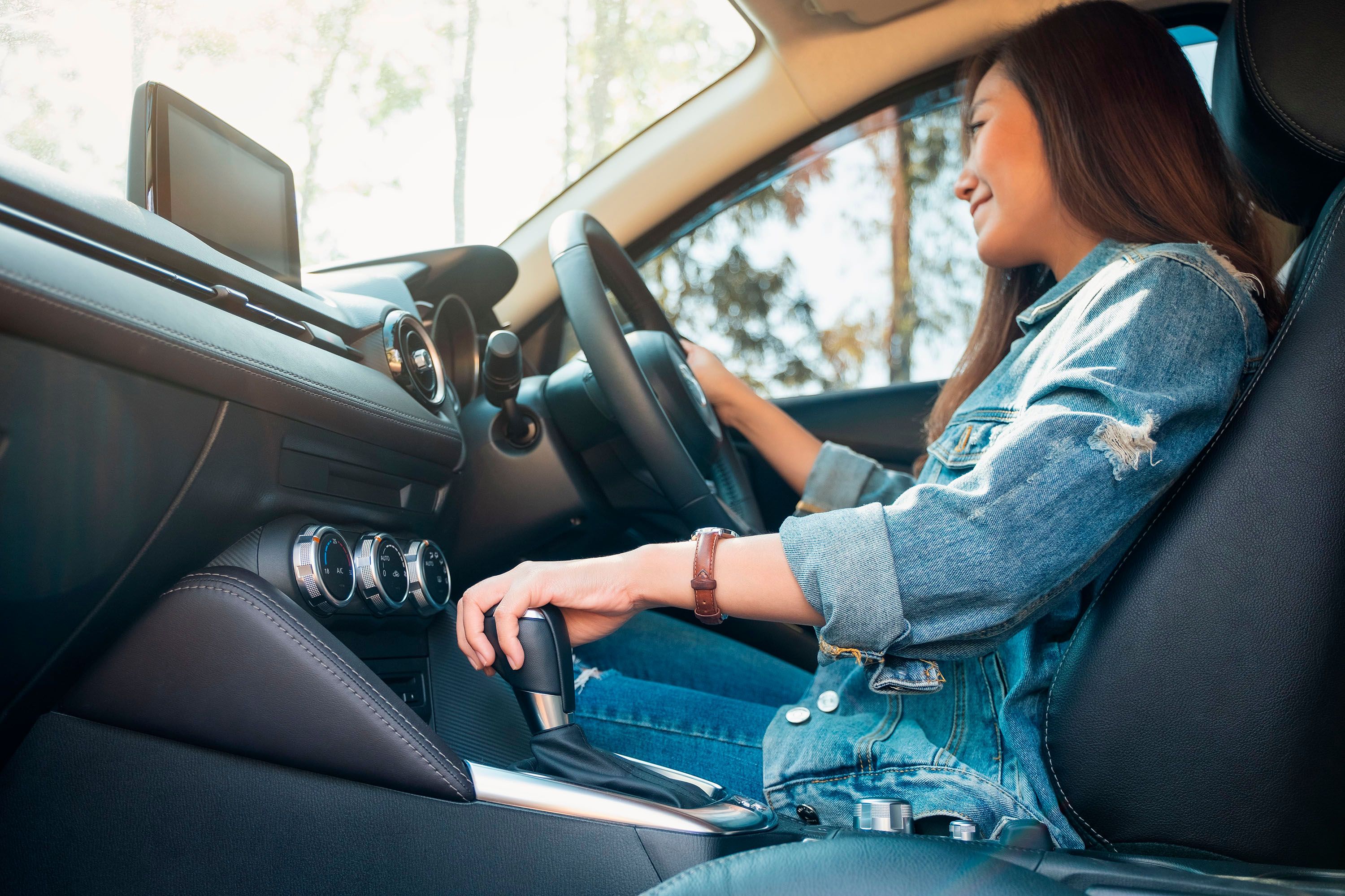 ¿Es mejor comprar un coche automático o manual?